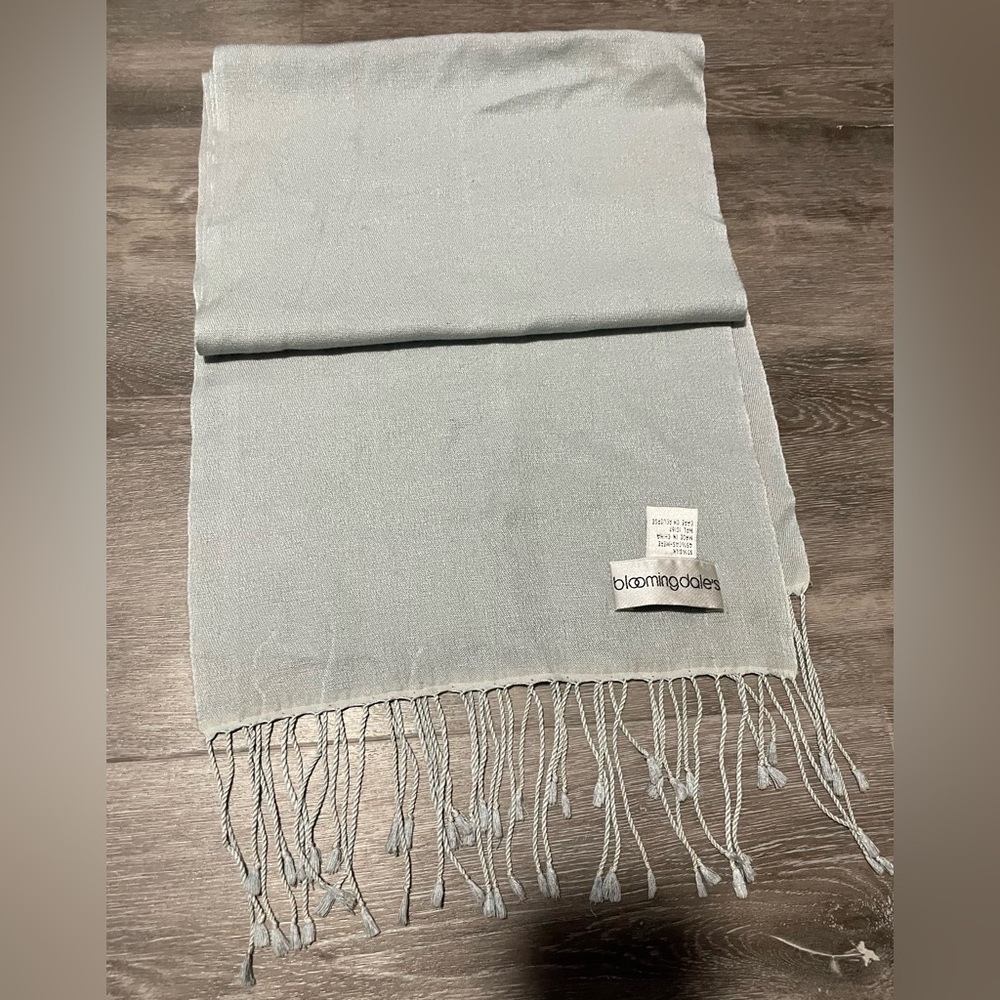 Bloomingdale's Silk Cashmere Blend Scarf in Light Gray